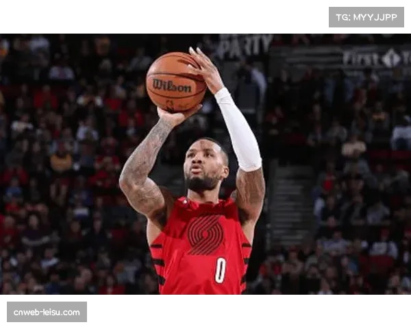 利拉德脱掉保护靴恢复训练 轻度投篮跑动状态逐渐回升